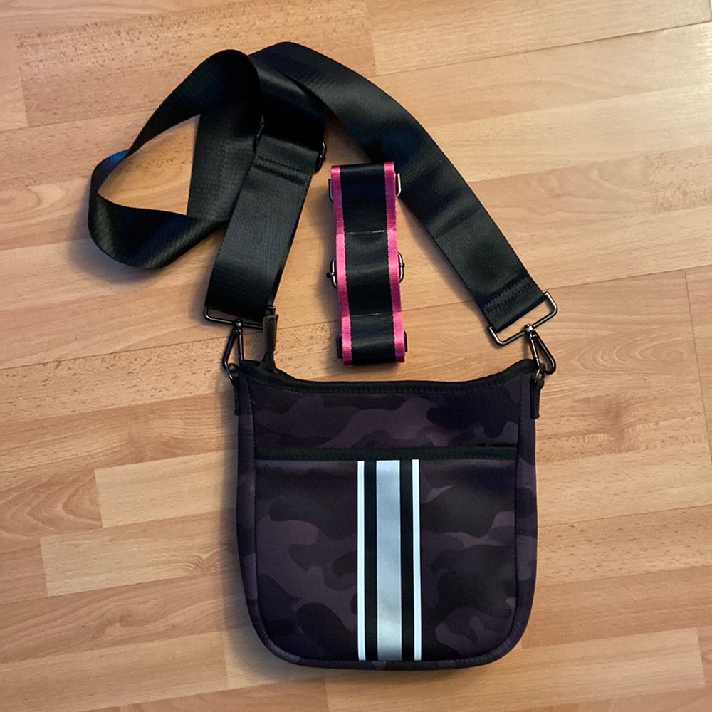 NWOT Haute Shore Jeri Prime mini neoprene crossbody.Black camo 8.5" x 2" x 9.5"